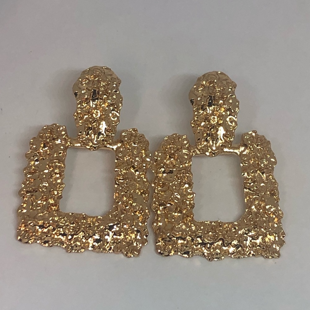 Not real Gold. Cute aesthetic Gold earrings. These are very light in weight.